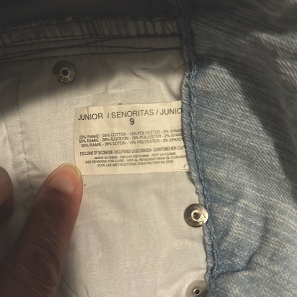 Size 9 super cute GLO light jeans shorts,wide belt loops,double pockets 🔥 - Picture 9 of 11